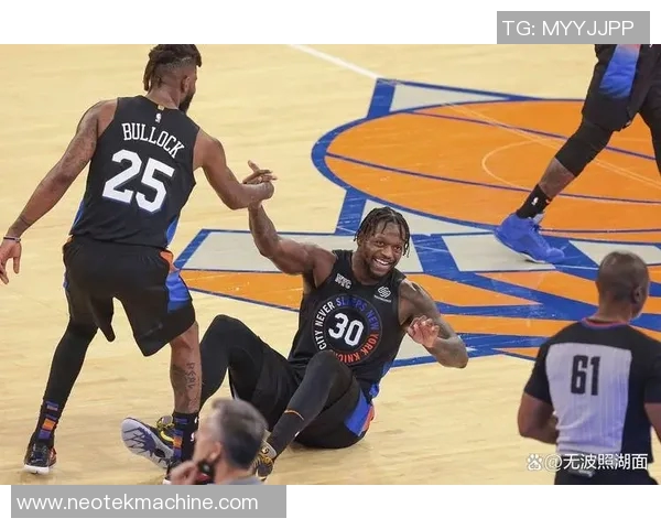 尼克斯赛季首轮惨败，球迷对球队现状不满